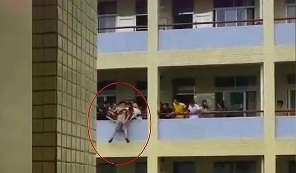 小学生梦游从7楼坠下小学生梦游从7楼坠下视频